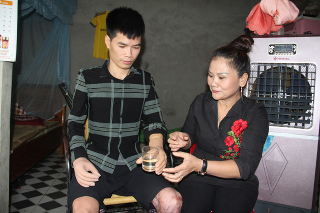 Hà Tĩnh: Hạnh phúc tràn ngập của người cha trẻ mất đôi tay chăm con thơ được chắp đôi tay mới